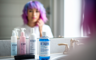 betadine-personne-miroir-cheveux-colores