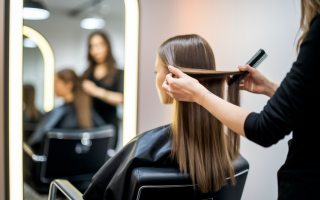 coiffeur-client-cheveux-fauteuil-miroir