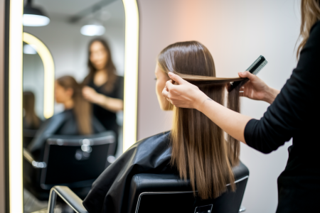 coiffeur-client-cheveux-fauteuil-miroir