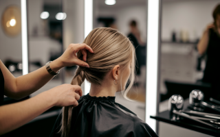 coiffeur-derriere-client-cheveux-salon