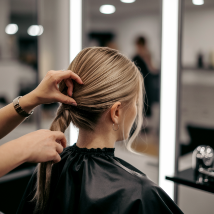 coiffeur-derriere-client-cheveux-salon