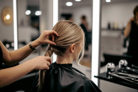 coiffeur-derriere-client-cheveux-salon