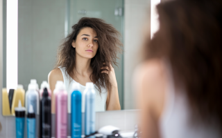 femme-cheveux-frises-miroir-produits