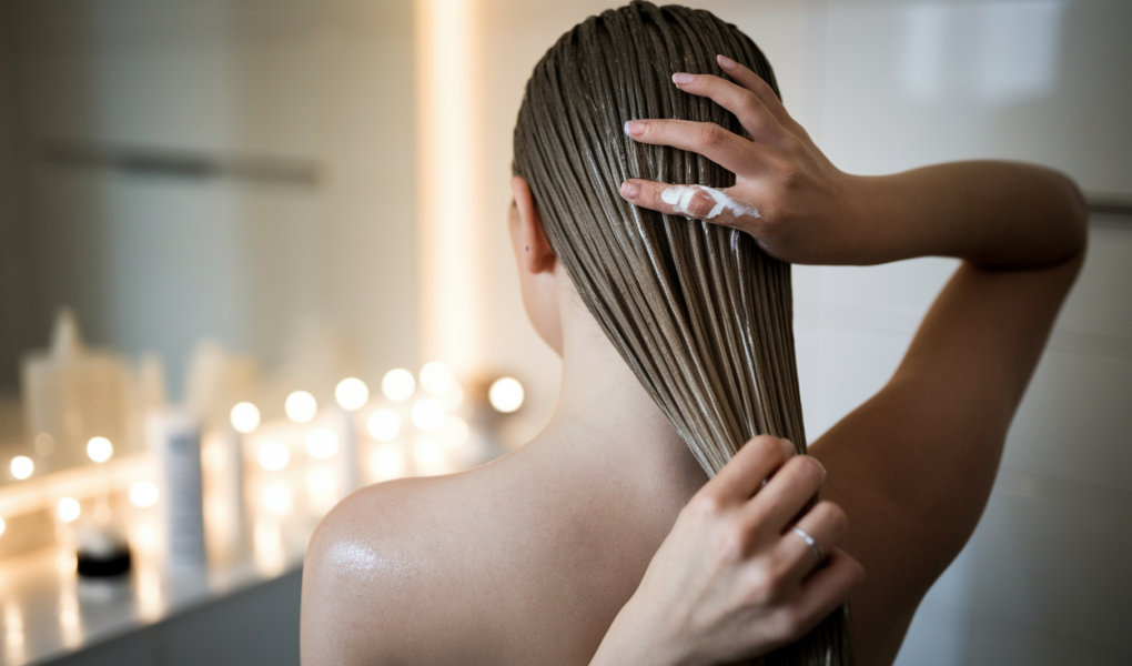 femme-dos-cheveux-longs-masque