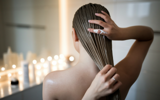 femme-dos-cheveux-longs-masque