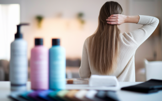 femme-dos-cheveux-longs-produits-coloration-piece-lumineuse