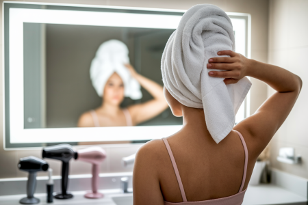 femme-dos-serviette-miroir-produits