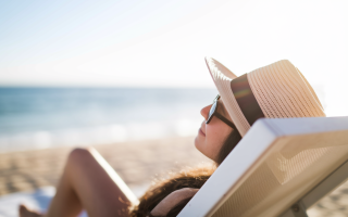 personne-transat-plage-chapeau-lunettes