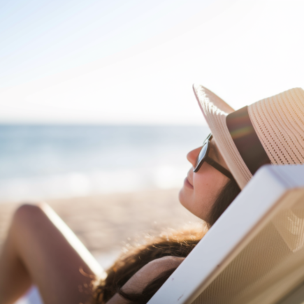 personne-transat-plage-chapeau-lunettes