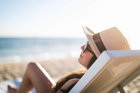 personne-transat-plage-chapeau-lunettes