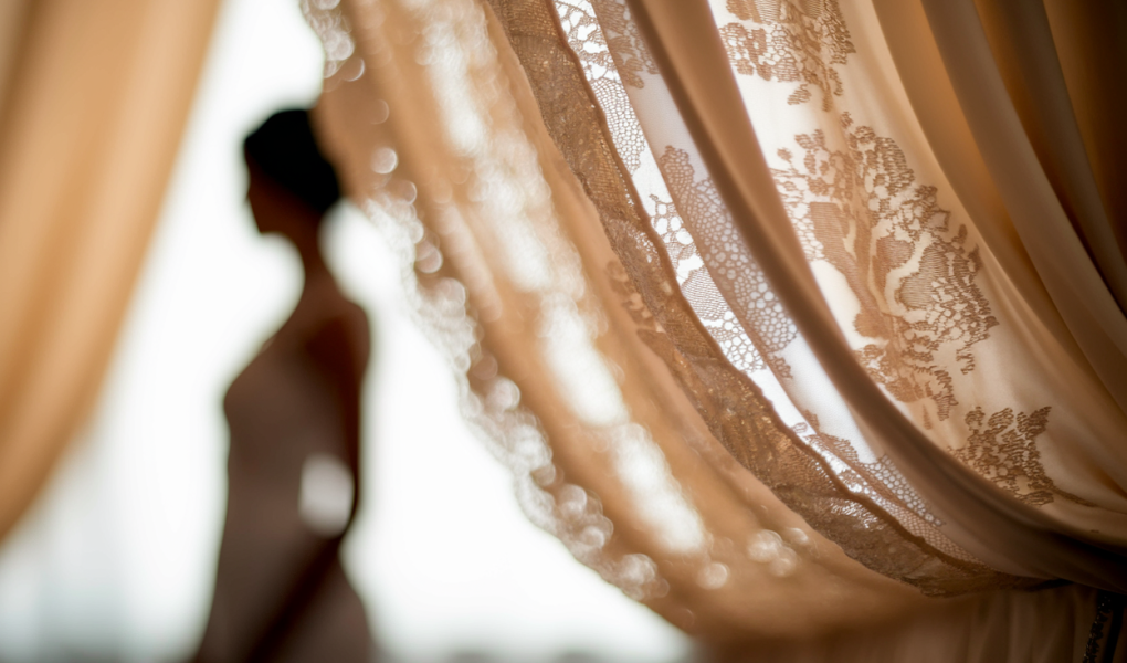 silhouette-floue-dentelle-satin