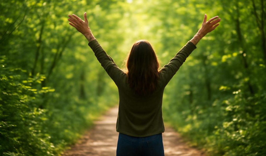 personne-chemin-forestier-bras-leves