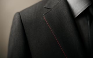 detail-costume-trait-rouge-tissu