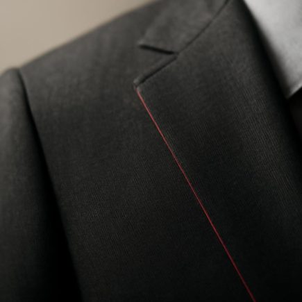 detail-costume-trait-rouge-tissu