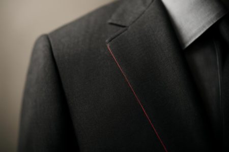 detail-costume-trait-rouge-tissu