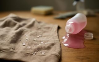 vetement-table-dissolvant-renverse