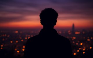 silhouette-dos-paysage-urbain-crepuscule