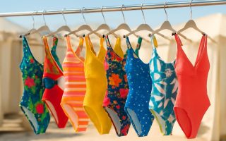 etalage-maillots-bain-cintres-couleurs
